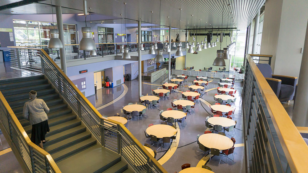 Mt Townsend Located in the center of campus, our Student dining center is available for evening and weekend banquets and receptions for groups up to 350. With a performance stage, two story ceiling and west facing wall of windows, this airy space is ideal for formal dining and social events.